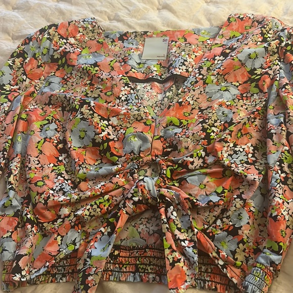 SO Loose Fitting Large Floral Crop Top - Picture 2 of 8